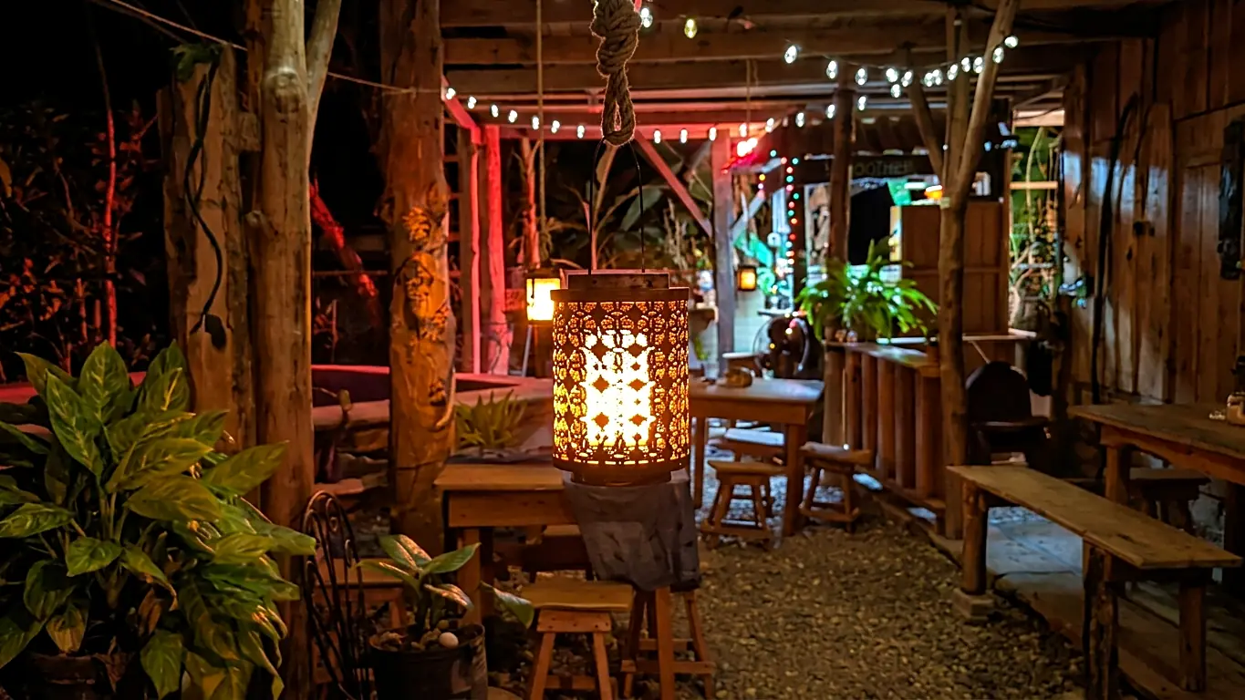 Noche iluminada y ambiente rústico en MarAbi